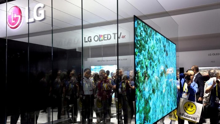 FILE PHOTO: A 77-inch LG Signature W OLED television is displayed during the 2017 CES in Las Vegas, Nevada, U.S., January 5, 2017. REUTERS/Steve Marcus