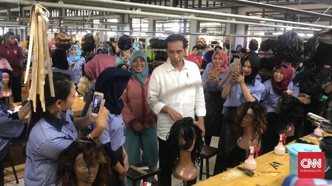 Jokowi mengajak masyarakat Banyuwangi agar tak patah semangat dalam mengembangkan usaha. Kata Jokowi, jatuh bangun dalam membangun usaha itu biasa.
