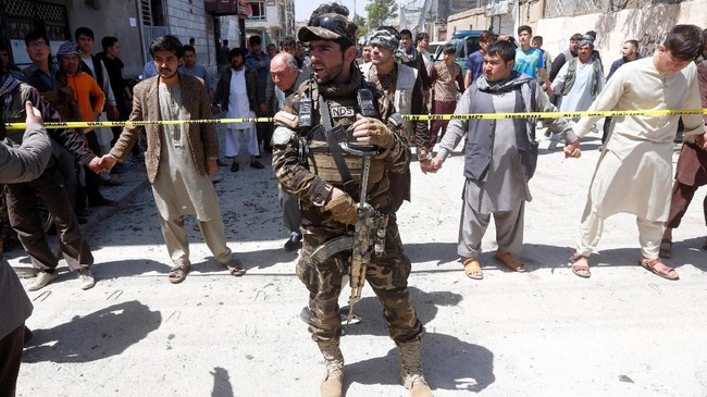 Serangan bom oleh Taliban menargetkan kompleks perkantoran organisasi asing di Ibu Kota Afghanistan, Kabul. Sebanyak 16 orang tewas dalam kejadian itu.