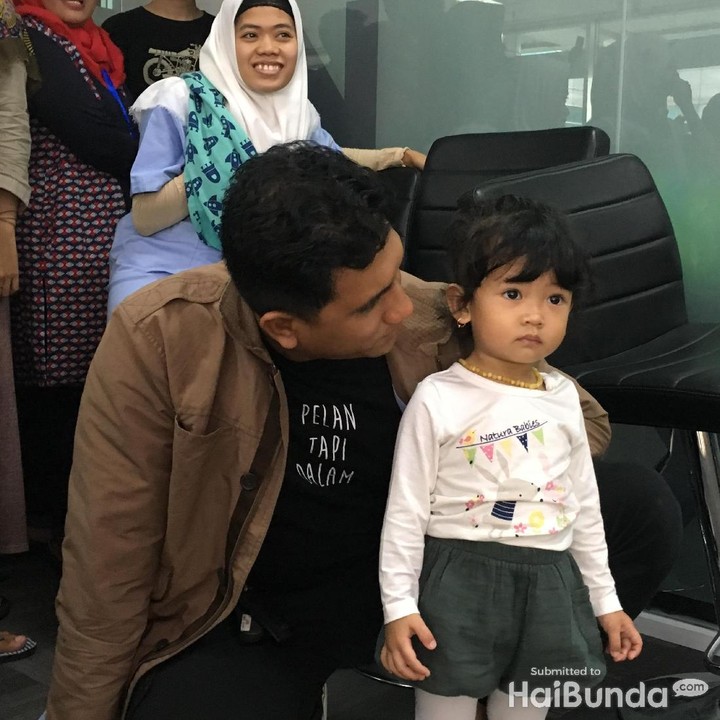 <p>Kebetulan Ayah Arda yang merupakan vokalis band 'Naff' juga ada nih. Kara ditemani sama Ayah deh menyaksikan penampilan Bunda Tantri.</p>