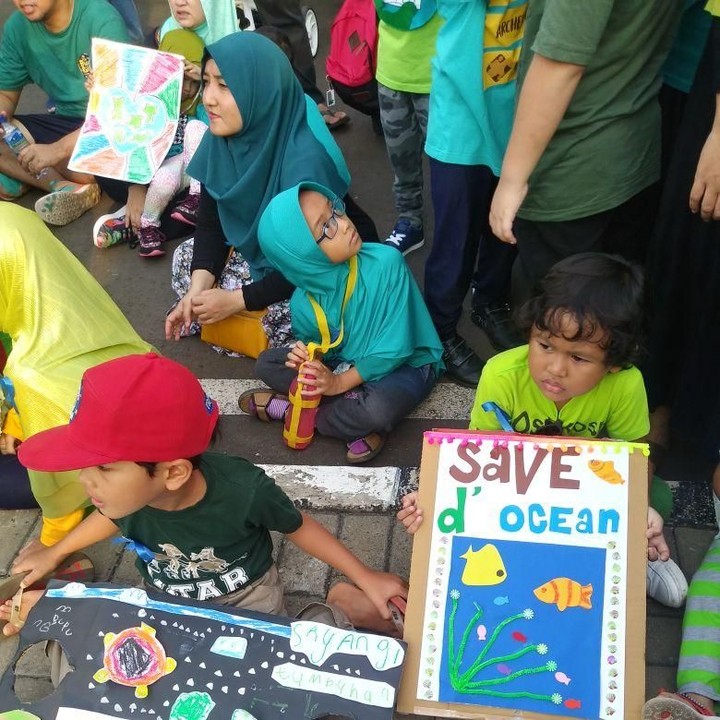 <p>Kegiatannya macam-macam nih, Bun. Ada family campaign tentang pentingnya menjaga Bumi yang dilakukan pada 22 April di Car Free Day Bekasi, tepatnya di pintu tribun timur Stadion Patriot Candrabaga Bekasi.</p>
