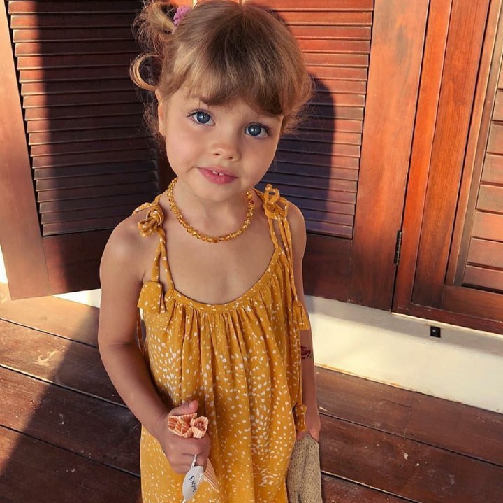 <p>Pakai kalung dan mini dress, si kecil jadi makin manis. (Foto: Instagram/arishalebedeva2014)</p>