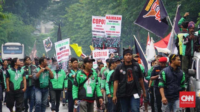 Sopir ojek online yang menggelar aksi demo mengaku merasa dibohongi Jokowi karena hingga kini belum ada payung hukum dan kenaikan tarif seperti yang dijanjikan.