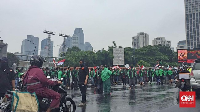 Netizen mengeluhkan tarif ojek online sejak Senin pagi, (23/4) melambung jika dibandingkan jam padat hari lainnya.