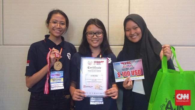 Tiga 'Kartini' Muda Peraih Juara Robotik Kreatif Tiga siswi SMAN 28 Jakarta sukses meraih juara pertama kategori Creative pada Indonesia Youth Robot Competition (IYRC) di ICE, Tangerang Selatan, Minggu (22/4).