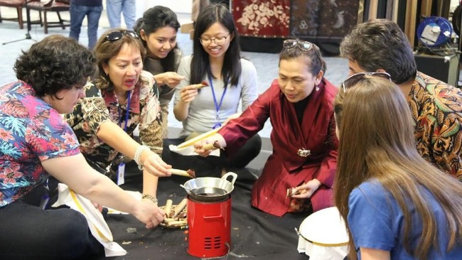 Lebih dari 50 warga Inggris ikut dalam workshop batik Nusawastra Silang Budaya: Indonesian textiles at the Crossroad of Culture di KBRI London.