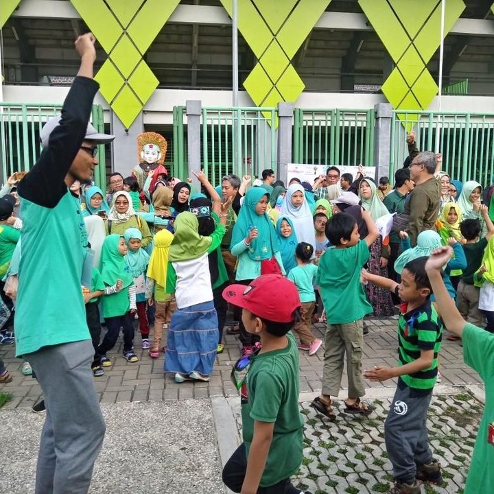 <p>Kegiatan ini ternyata nggak cuma untuk memperingati Hari Bumi saja, tetapi juga memperingati Hari Autisme. Peringatannya sengaja dibarengkan karena Hari Autisme diperingati pada 2 April.</p>