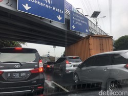 Titik-titik Kepadatan Lalu Lintas di Tol Arah Jakarta Senin Pagi