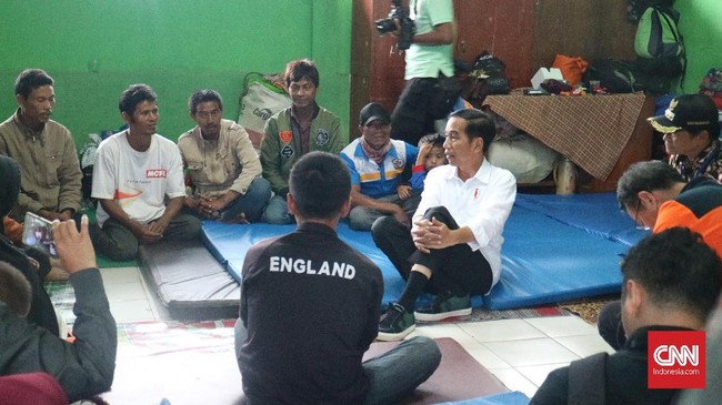 Presiden Jokowi berdialog dengan warga pengungsi akibat gempa Banjarnegara dan menjanjikan bantuan berupa uang dan biaya sewa rumah selama enam bulan.