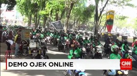 Pengemudi Ojek Gelar Aksi Teatrikal Depan Kantor DPRD Sumut