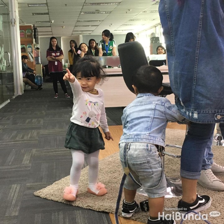 <p>Gaya Kara yang satu ini bikin gemas. Hayo, Kara lagi nunjuk apa ya itu? Mungkin menunjuk seorang bunda cantik, hi-hi-hi.</p>