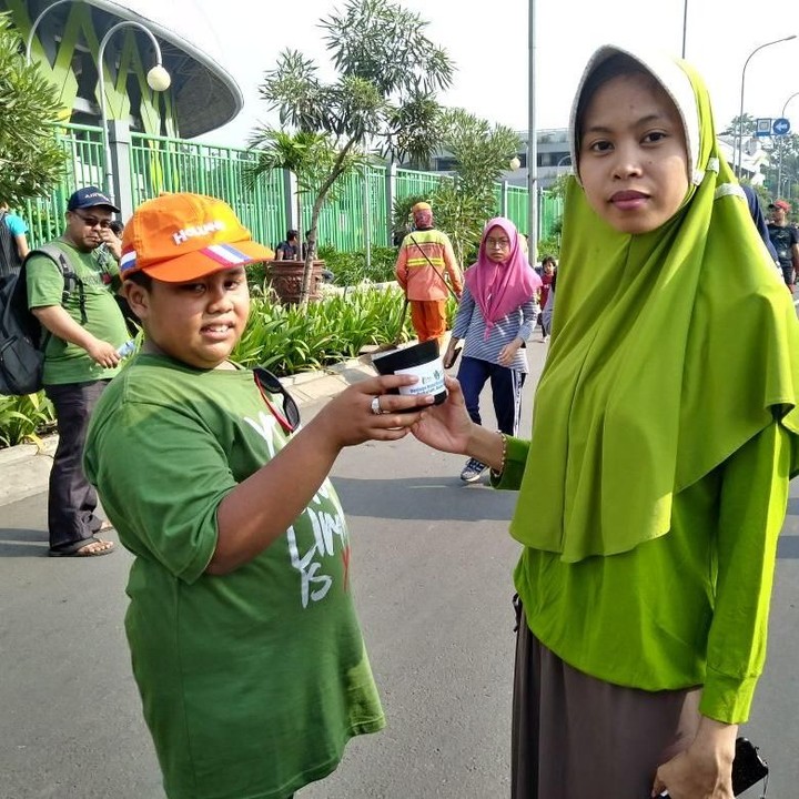 <p>Ada kegiatan bagi-bagi bibit juga lho. Bumi senang lho kalau ada banyak pohon.<br /><br /></p>