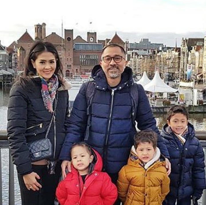 <p>Momen kumpul paling asyik bagi Lukman dan keluarga adalah saat liburan. (Foto: Instagram/sweet.escape via lialukman)</p>