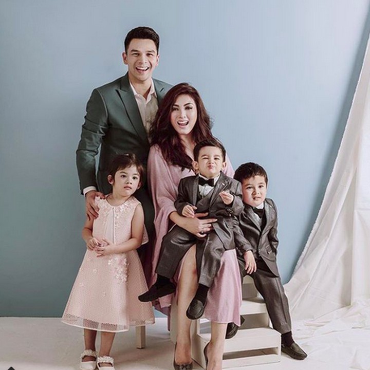 <p>Foto dengan busana formal seperti ini juga nggak kalah kece. Apalagi lihat pose si bungsu Zayn, sukses bikin gemas! (Foto: Instagram/ @dhenafrizzy)</p>