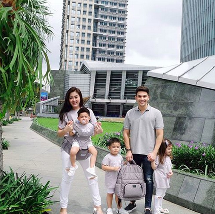 <p>Pokoknya kalau pakai baju kembaran, foto bareng pas lagi jalan-jalan begini juga oke kok. Ya nggak, Bun? (Foto: Instagram/ @dhenafrizzy)</p>
