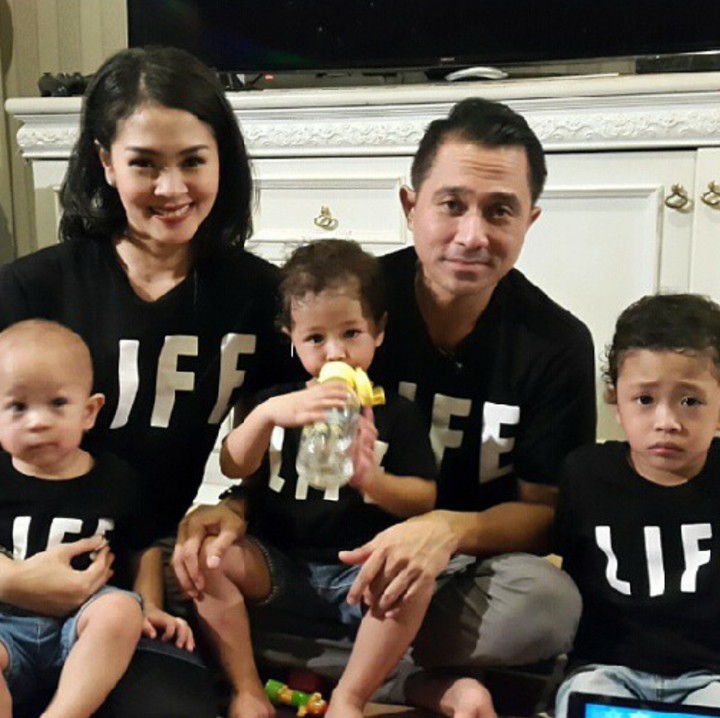 <p>Seru kan foto keluarga dengan baju kembaran seperti ini. (Foto: Instagram/lialukman)</p>