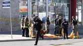 FOTO: Buntut Serangan Mobil Mematikan di Toronto Kengerian buntut serangan penabrakan mobil yang menewaskan 10 orang di Toronto, Kanada, terekam dalam rangkaian foto.