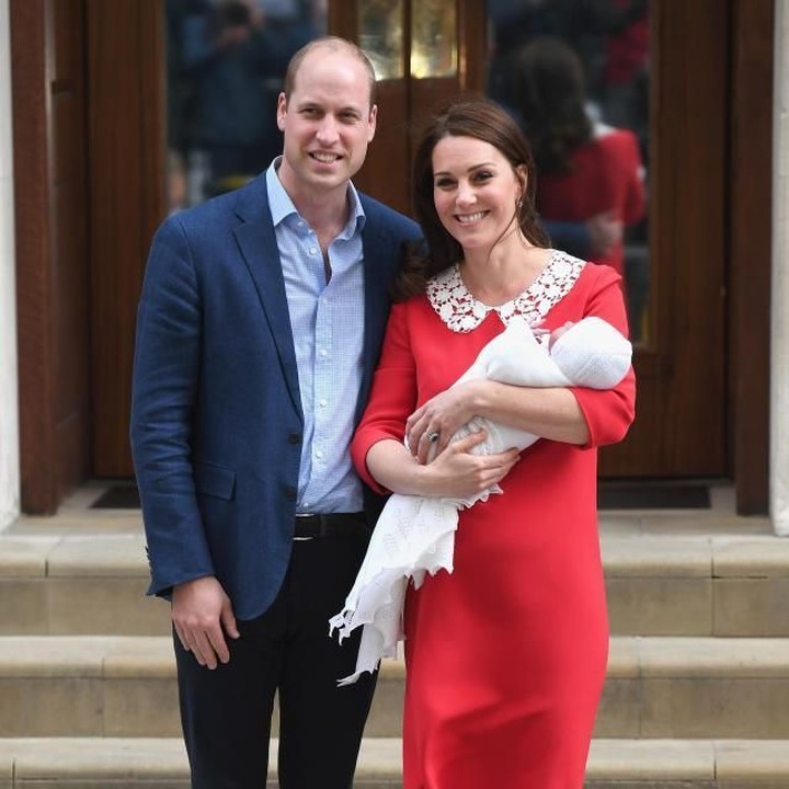<p>Setelah melahirkan Pangeran Louis, publik dikejutkan dengan kehadiran Kate Middleton. Kala itu, Kate sudah berdiri mengenakan high heels di depan bangsal Lindo Wing untuk menyapa dan memperkenalkan Pangeran Louis ke hadapan publik. (Foto: Getty Images)</p>