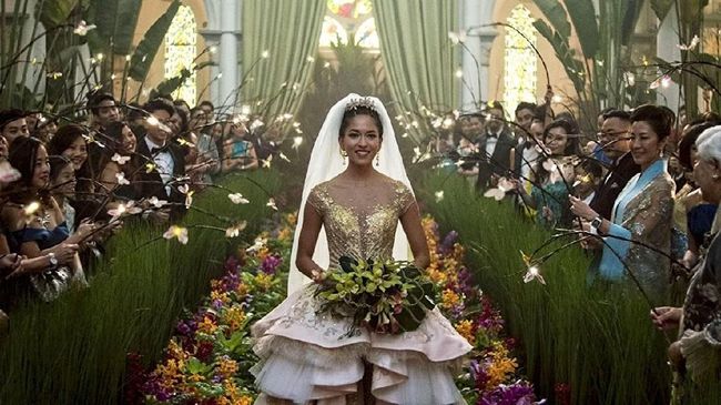 Gaun pernikahan Aramila Lee dalam "Crazy Rich Asians" menarik perhatian banyak orang. Pembuatan gaun itu memakan waktu hingga 1 bulan.