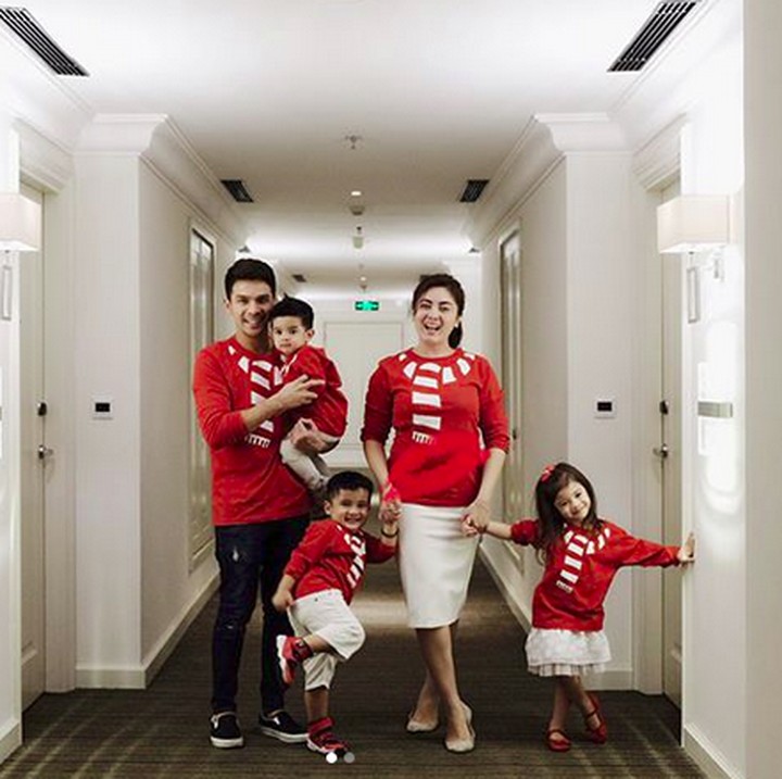 <p>Merah meriah! Saat keluarga Jonathan Frizzy merayakan Natal, masih dengan busana kompakan. (Foto: Instagram/ @dhenafrizzy)</p>