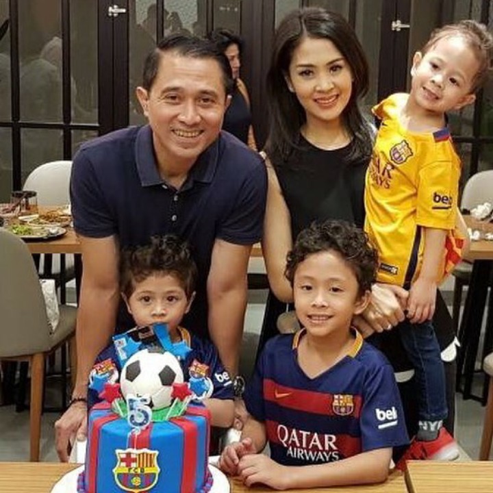 <p>Para jagoan cilikk kompakan pakai jersey sepakbola. Hmm, oke juga ya. (Foto: Instagram/lialukman)</p>