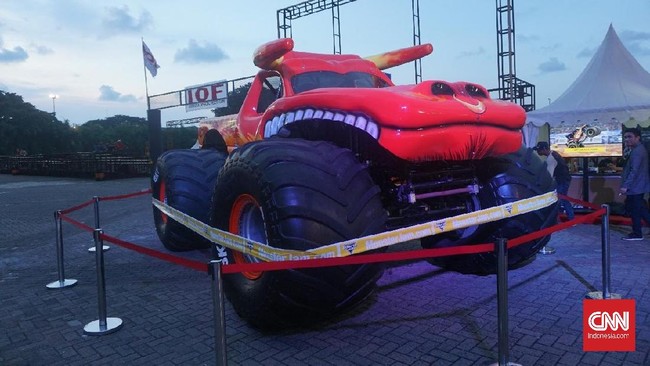 Menggunakan bahan bakar alkohol, El Toro Loco menghabiskan 30-35 liter alkohol untuk melakukan aksi selama 12-15 menit.