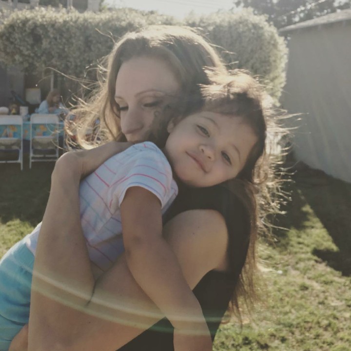<p>Jasmine nyaman banget saat berada di pelukan bunda. (Foto: Instagram/laurenhashianofficial)</p>