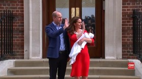 VIDEO: Semringah Pangeran William-Kate Gendong Anak Ketiga