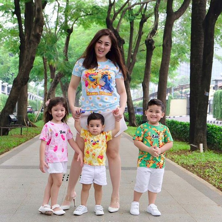 <p>Ayah Ijonk absen nih. Tapi Bunda Dhena dan si kembar Zoey dan Zac plus Zayn tetap cute pakai baju kembaran begini. (Foto: Instagram/ @dhenafrizzy)</p>