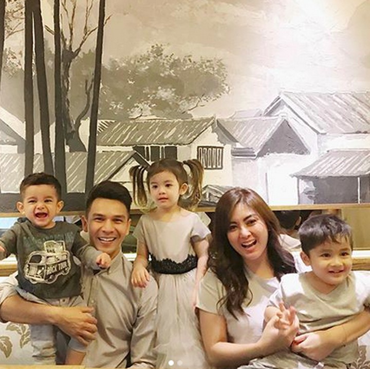 <p>Keluarga Jonathan Frizzy dan Dhena emang sering banget nih, Bun, mengabadikan momen ketika mereka pakai baju kembaran. (Foto: Instagram/ @dhenafrizzy)  </p>
