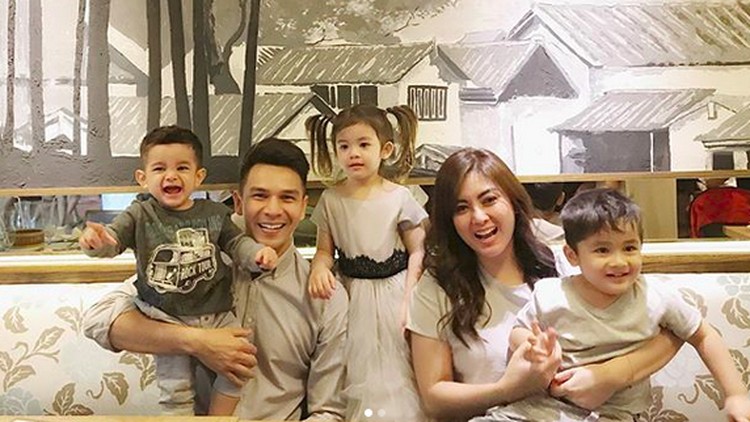 Ada cerita dari istri Jonathan Frizzy. Dia ingin anak-anaknya pindah sekolah. Hmm, kenapa memangnya ya?