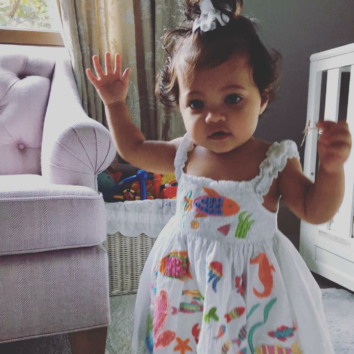 <p>Hai Bunda, kenalin nih Jasmine Lia, anak kedua dari The Rock yang menggemaskan banget. (Foto: Instagram/laurenhashianofficial)</p>