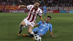Mantan Pemain Chelsea Lakukan Diving Saat Didorong Wasit