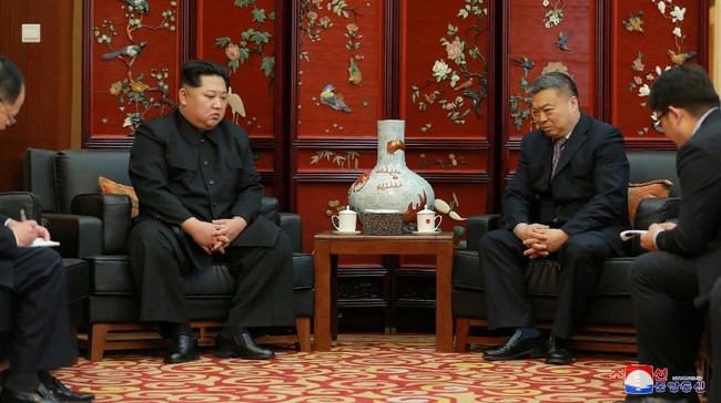 Kim Jong-un berkunjung ke Kedubes China untuk menyampaikan belasungkawa atas kematian 32 turis China dalam kecelakaan bus di Korut sehari sebelumnya.