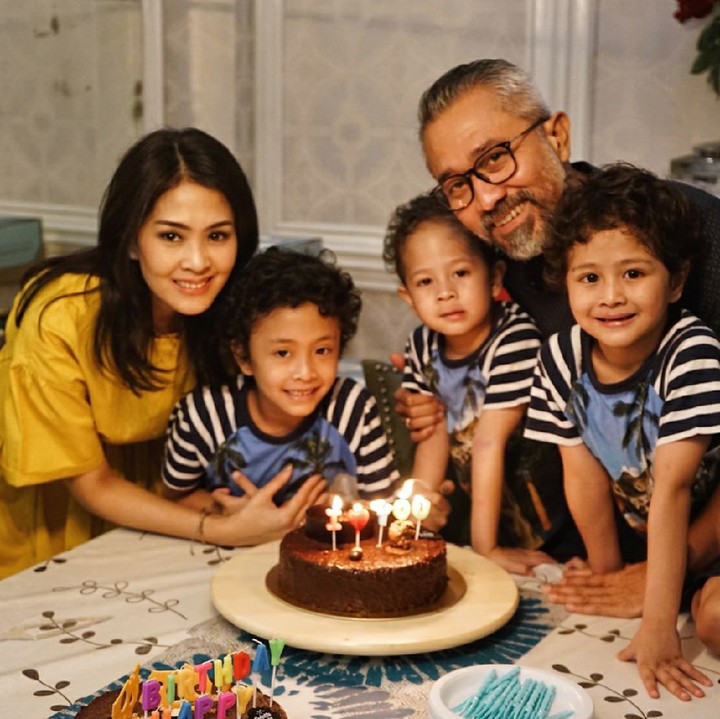 <p>Nah, ini keluarga lengkap Lukman Sardi bareng istri dan anak-anaknya. Anak-anak kompak ya pakai bajunya. (Foto: Instagram/lukmansrd)</p>