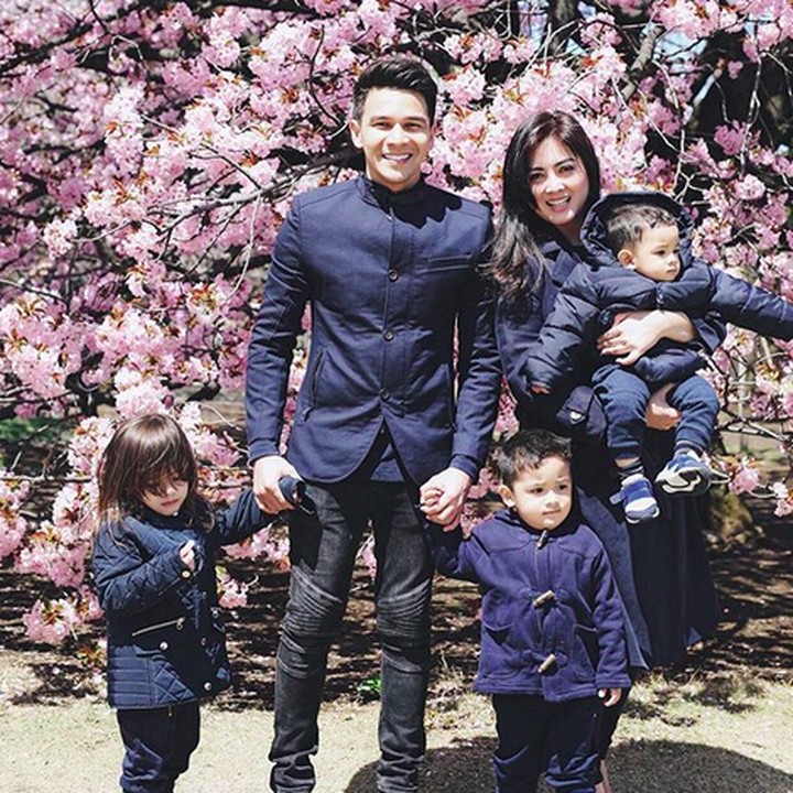 <p>Tuh, bahkan pas liburan pun pakaian mereka kembaran lho. (Foto: Instagram/ @dhenafrizzy)  </p>