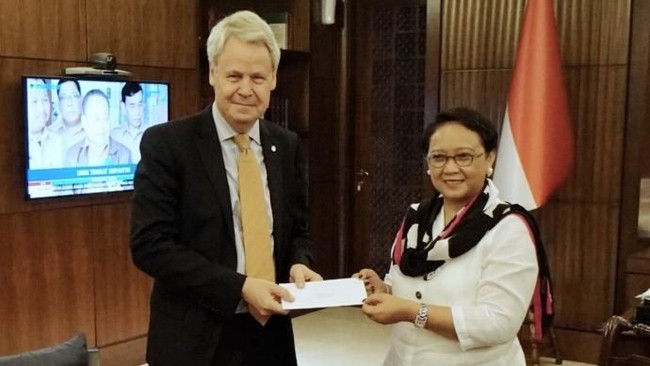 Kepala Perwakilan FAO di Indonesia, Stephen Rudgard menyerahkan surat kepercayaan kepada Menteri Luar Negeri Retno Priansari Marsudi, Senin (23/4).