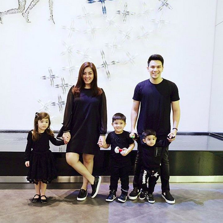 <p>Pakai baju serba hitam dengan gaya santai buat foto keluarga? Boleh juga. (Foto: Instagram/ @dhenafrizzy)</p>