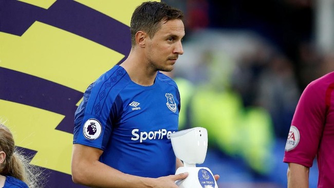 Jack McLinden, fan Everton berusia 14 menjadi bagian dari sejarah kompetisi Liga Inggris setelah menjadi maskot klub kesayangannya dengan bantuan robot.