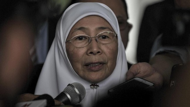 Menteri Bidang Pengembangan Perempuan Malaysia, Wan Azizah Wan Ismail, menyatakan perkara itu terus diselidiki kepolisian setempat.