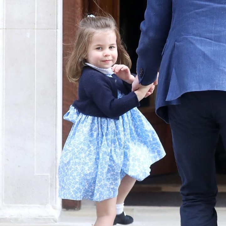 Putri Charlotte terlihat welcome dan ceria pada awak media saat menengok adiknya, Pangeran Louis yang baru saja lahir. (Foto: Getty Images)