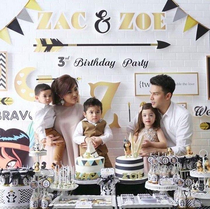 <p>Pakai busana bernuansa gold white di ultah ke-3 si kembar Zoe dan Zac. Tuh, penampilan keluarga ini makin kece kan? (Foto: Instagram/ @dhenafrizzy)  </p>