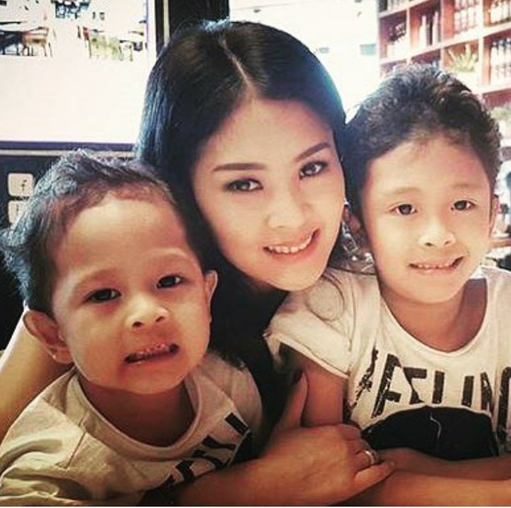 <p>Bunda Lia diapit jagoan-jagoannya nih. (Foto: Instagram/lialukman)</p>