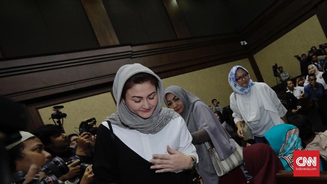 Istri Setnov, Deisti Astriani Tagor mengatakan suaminya tak mau makan usai dijatuhi hukuman 15 tahun penjara oleh hakim Pengadilan Tipikor.
