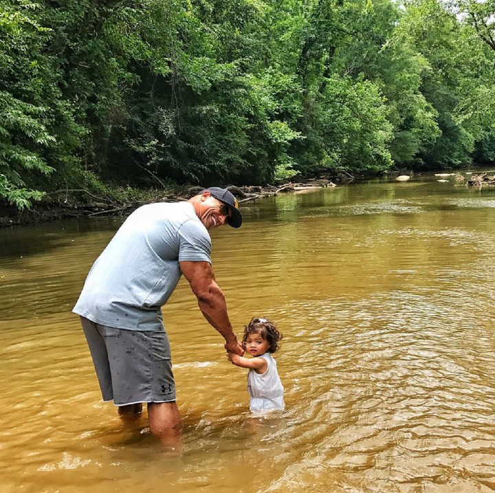 <p>Jasmine ketika main air sama ayah. Seru! (Foto: Instagram/laurenhashianofficial)</p>
