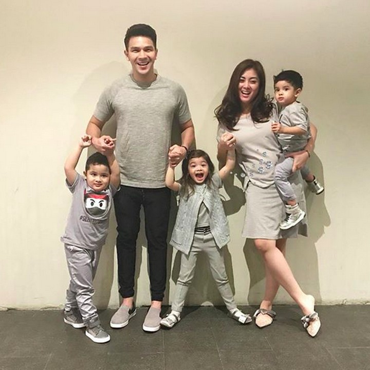 <p>Bergaya casual dengan pakaian senada, foto keluarga ini juga tetap keren kok. (Foto: Instagram/ @dhenafrizzy)  </p>