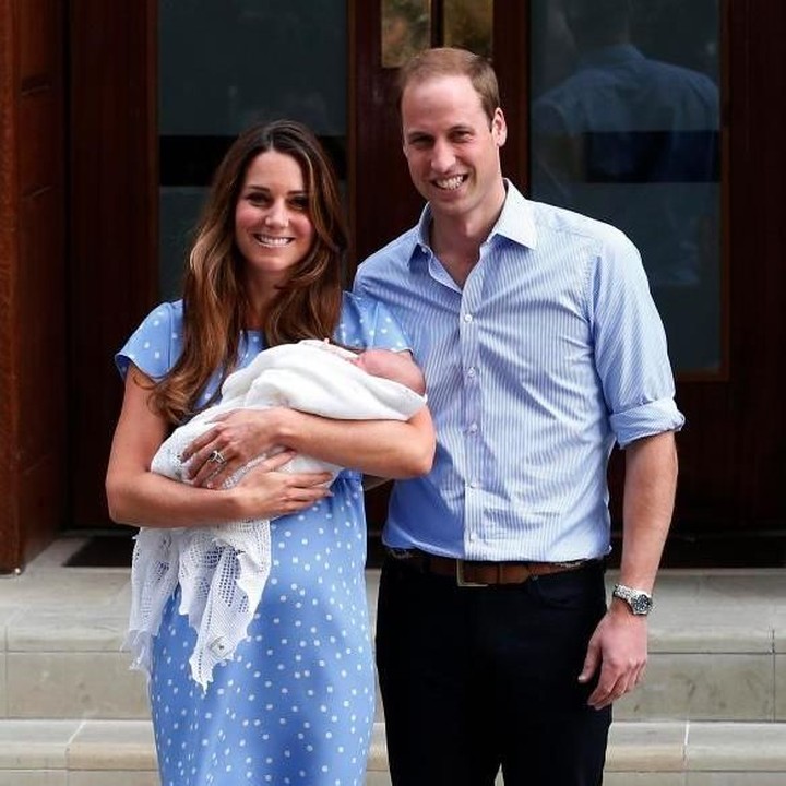 <p>Usai melahirkan Pangeran George, Kate William mengenakan gaun biru muda motif polkadot rancangan desainer Inggris Jenny Packham. (Foto: Dok. Getty Images)</p>