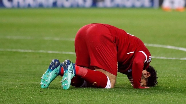 Bintang Liverpool, Mohamed Salah menjelaskan arti perayaan gol dengan melakukan sujud syukur di lapangan.