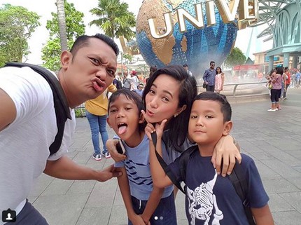 Kebersamaan Bintang 'Jin dan Jun', Mira Asmara Bersama Buah Hati