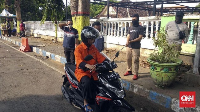 Proses rekonstruksi itu dibagi dalam 44 adegan dan dilakukan dalam dua lokasi berbeda, serta dikawal langsung oleh Densus 88 Mabes Polri.